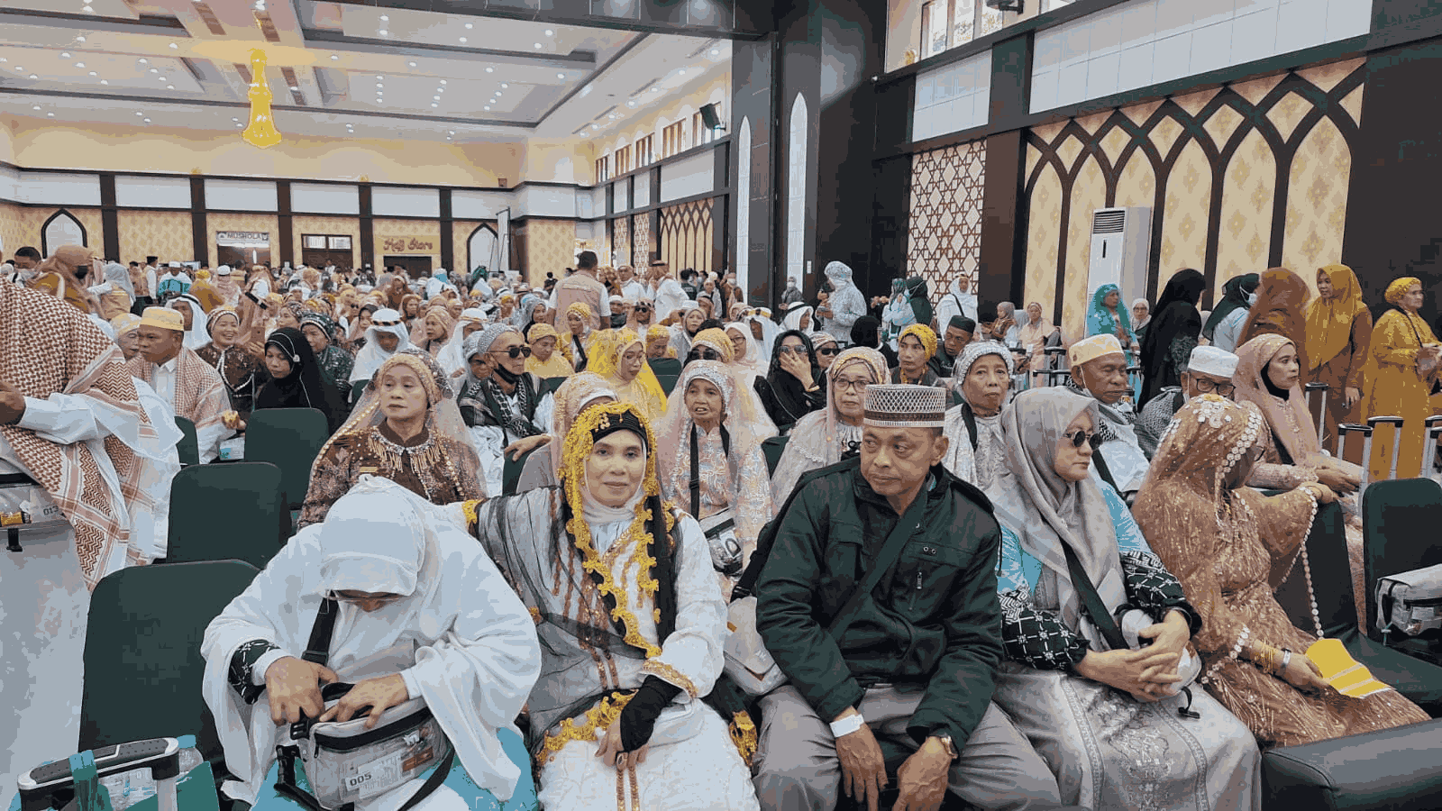 393 Jemaah Haji Kloter 9 Debarkasi Makassar Tiba Utuh, Kemenhaj Sentil Soal Haji Mabrur