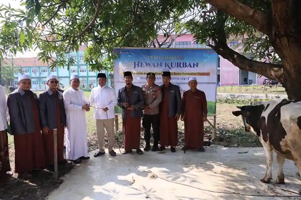 Menteri Nusron Salurkan Hewan Kurban Iduladha 1447 H ke Pondok Pesantren Attaqwa Bekasi