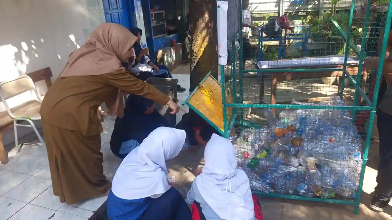 SMPN 49 Makassar Matangkan Persiapan Sekolah Adiwiyata Nasional