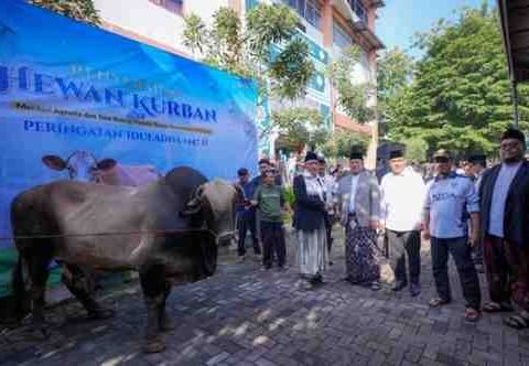 Serahkan Hewan Kurban ke Ponpes Darunnajah, Menteri Nusron Tekankan Pentingnya Kebersamaan