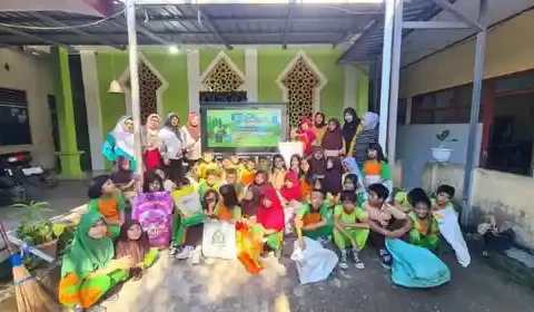 Kreatif! Siswa SD Inpres Malimongan Baru Gunakan Karung Bekas untuk Aksi Bersih Lingkungan 4 WhatsAppImage2026 06 10at09.47.121
