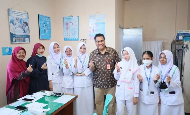 DPPKB Makassar Tinjau Pelayanan KB Harganas di Ujung Tanah 1 Kepala DPPKB Makassar meninjau pelayanan KB di Ujung Tanah