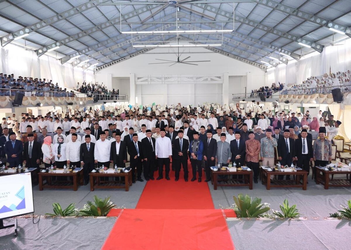 Menteri Nusron Serahkan 1.029 Sertipikat Wakaf, Minta Penerima Jadi Pionir