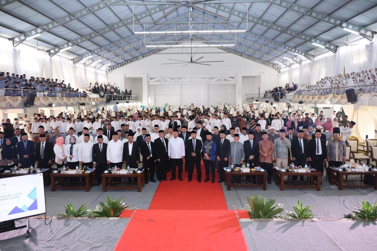 Menteri Nusron Serahkan 1.029 Sertipikat Wakaf, Minta Penerima Jadi Pionir