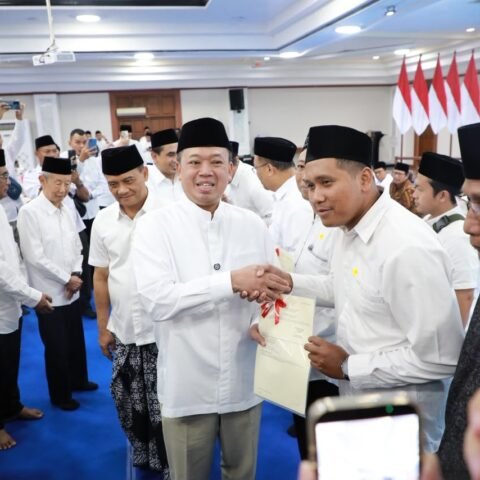 Menteri Nusron Serahkan 243 Sertipikat Tanah Wakaf di Jawa Tengah, Capaian Sertipikasi 73 Persen