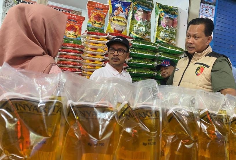 Pedagang di Makassar Jual Minyakita Rp21.500: “Kita Jual Rp21.500 per Liter” Pedagang di Makassar Jual Minyakita Rp21.500: “Kita Jual Rp21.500 per Liter”