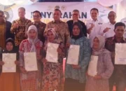 Dua Warga Takalar Terima Sertipikat Program MBR di Maros