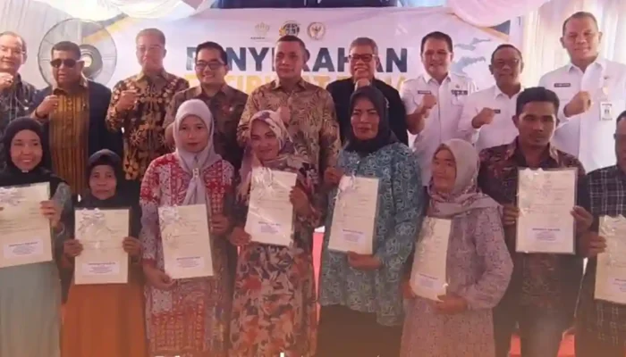 Dua Warga Takalar Terima Sertipikat Program MBR di Maros