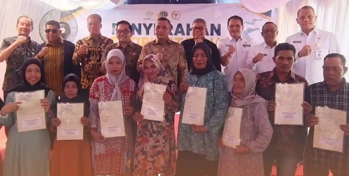 Dua Warga Takalar Terima Sertipikat Program MBR di Maros 1 Dua Warga Takalar Terima Sertipikat Program MBR di Maros