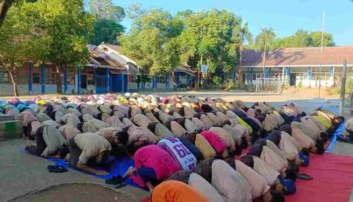 Jumat Ibadah SMP Negeri 16 Makassar Perkuat Karakter Religius Siswa