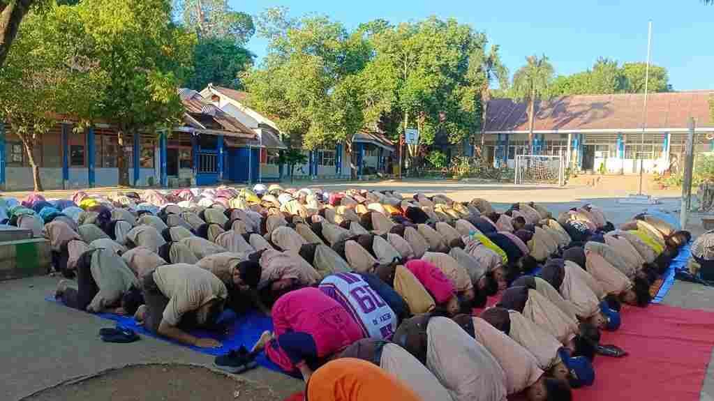 Jumat Ibadah SMP Negeri 16 Makassar Perkuat Karakter Religius Siswa