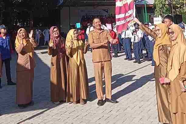 MPLS UPT SMP Negeri 32 Makassar Dibuka Drs Anwar Sanre, Siswa Baru Dikenalkan Lingkungan Sekolah 1 MPLS UPT SMP Negeri 32 Makassar Dibuka Drs Anwar Sanre, Siswa Baru Dikenalkan Lingkungan Sekolah