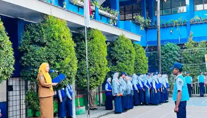 Upacara Hari Senin Pertama Belajar Efektif di SMP Negeri 4 Makassar Berlangsung Khidmat