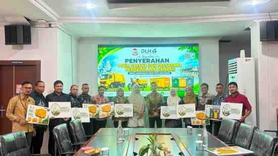 DLH Makassar Salurkan 18 Sarana Persampahan dari Pokir 2026, Dorong Lingkungan Lebih Bersih 1 WhatsAppImage2026 07 30at21.49.46