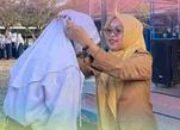 Aqila Elvina Dewi menerima penghargaan dari guru UPTD SPF SMPN 21 Makassar
