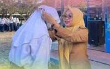 Aqila Elvina Dewi menerima penghargaan dari guru UPTD SPF SMPN 21 Makassar