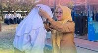 Aqila Elvina Dewi menerima penghargaan dari guru UPTD SPF SMPN 21 Makassar