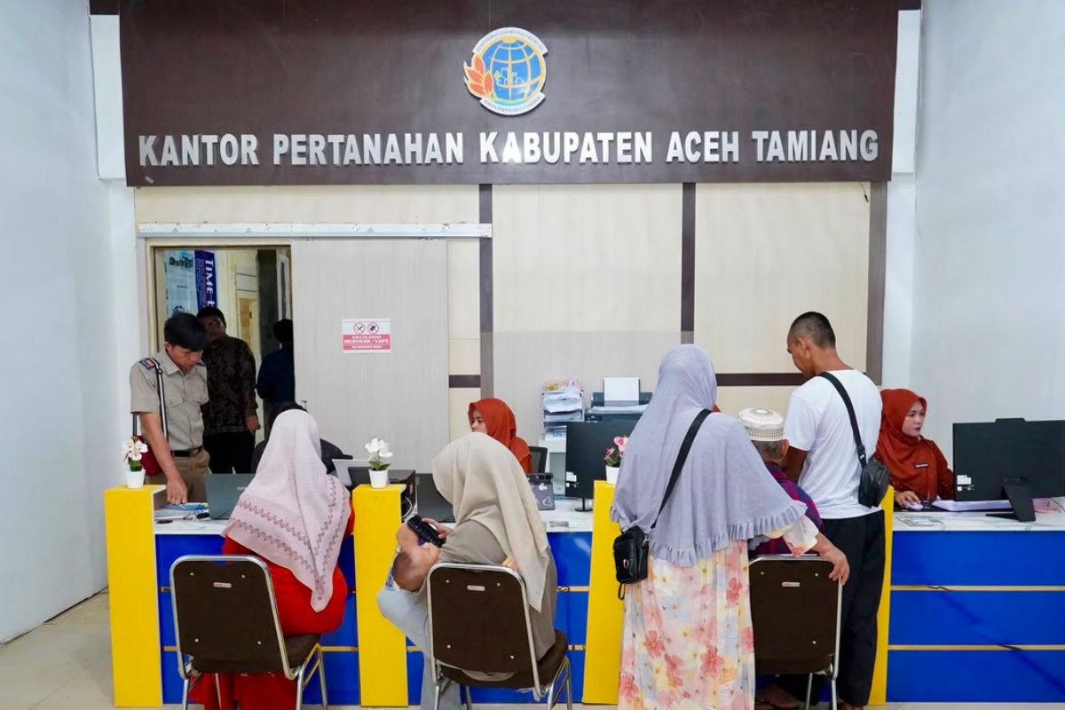 Warga mengurus layanan pertanahan di Kantor Pertanahan Kabupaten Aceh Tamiang pada 23 Juli 2026
