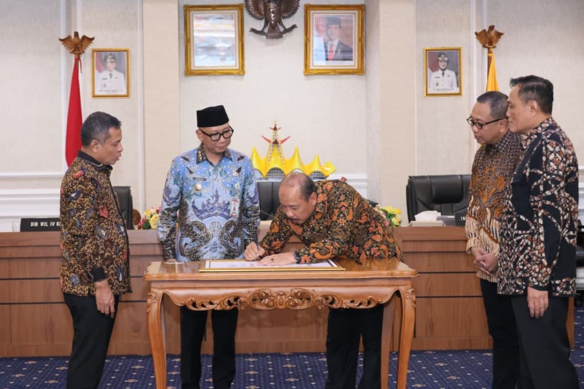 Pejabat ATR/BPN dan pemerintah daerah se-Lampung menandatangani komitmen kerja sama pertanahan pada 23 Juli 2026