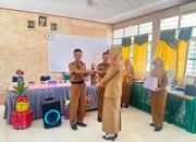 Penyerahan cendera mata dalam pelepasan pendidik UPT SMP Negeri 16 Makassar