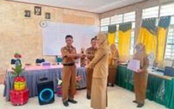 Penyerahan cendera mata dalam pelepasan pendidik UPT SMP Negeri 16 Makassar