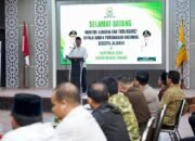 Menteri ATR Kepala BPN Nusron Wahid menyerahkan sertipikat pengganti kepada warga terdampak bencana di Aceh Tamiang pada 23 Juli 2026