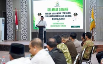 Menteri ATR Kepala BPN Nusron Wahid menyerahkan sertipikat pengganti kepada warga terdampak bencana di Aceh Tamiang pada 23 Juli 2026
