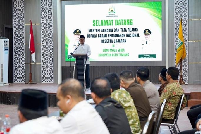 Menteri ATR Kepala BPN Nusron Wahid menyerahkan sertipikat pengganti kepada warga terdampak bencana di Aceh Tamiang pada 23 Juli 2026