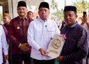 Nusron Serahkan Sertipikat Wakaf dan Bantuan Rp500 Juta untuk Masjid Aceh Tamiang 16 Nusron Wahid menyerahkan sertipikat wakaf dan bantuan untuk Masjid Salman Alfarisi Aceh Tamiang