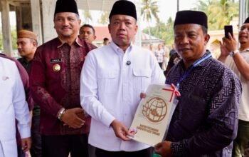 Nusron Serahkan Sertipikat Wakaf dan Bantuan Rp500 Juta untuk Masjid Aceh Tamiang 10 Nusron Wahid menyerahkan sertipikat wakaf dan bantuan untuk Masjid Salman Alfarisi Aceh Tamiang