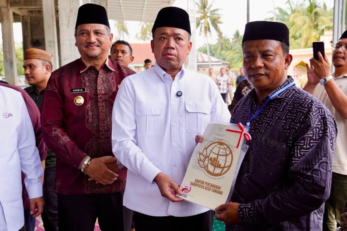 Nusron Serahkan Sertipikat Wakaf dan Bantuan Rp500 Juta untuk Masjid Aceh Tamiang 1 Nusron Wahid menyerahkan sertipikat wakaf dan bantuan untuk Masjid Salman Alfarisi Aceh Tamiang