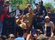 Pejabat Gowa yang Dinonaktifkan Turun Demo, Tuntut Bupati Jelaskan Prosedur 12 Sejumlah pejabat Pemkab Gowa yang dinonaktifkan menyampaikan protes dalam aksi unjuk rasa di depan Kantor Bupati Gowa, Senin (24/8/2026), dengan mempertanyakan dasar dan prosedur penonaktifan.
