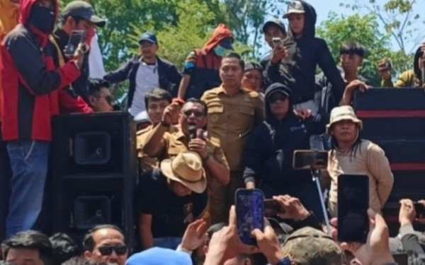 Pejabat Gowa yang Dinonaktifkan Turun Demo, Tuntut Bupati Jelaskan Prosedur 1 Sejumlah pejabat Pemkab Gowa yang dinonaktifkan menyampaikan protes dalam aksi unjuk rasa di depan Kantor Bupati Gowa, Senin (24/8/2026), dengan mempertanyakan dasar dan prosedur penonaktifan.
