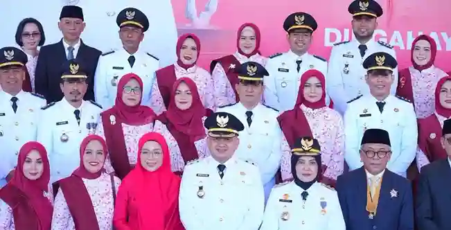 Camat Manggala dan Ketua TP PKK Hadiri Upacara HUT Ke-81 RI di Tribun Lapangan Karebosi