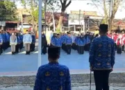 Sekretaris Camat Manggala Pimpin Upacara HUT Ke-81 RI di Halaman Kantor Camat