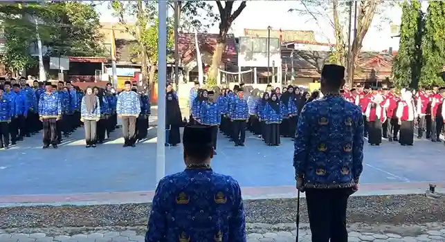 Sekretaris Camat Manggala Pimpin Upacara HUT Ke-81 RI di Halaman Kantor Camat