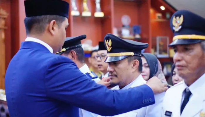 Bupati Bantaeng Lantik 19 Pejabat Administrator dan Pengawas, Camat Diminta Dekat dengan Warga