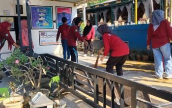 Jumat Bersih di Jagong, Lurah dan Staf Gotong Royong Rapikan Lingkungan