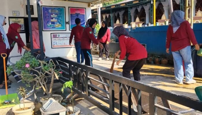 Jumat Bersih di Jagong, Lurah dan Staf Gotong Royong Rapikan Lingkungan