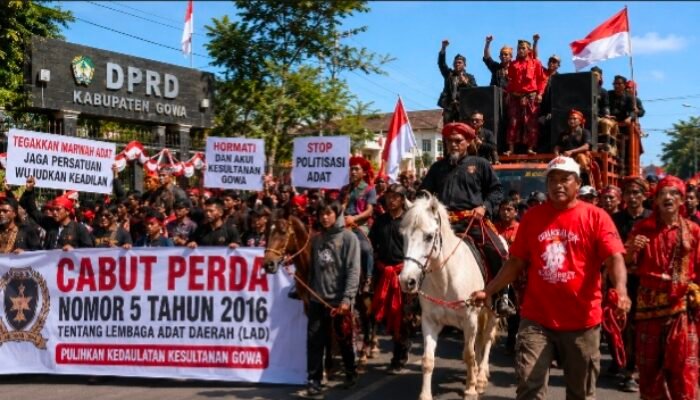 BREAKING NEWS: Pasukan Berkuda dan Ribuan Massa Geruduk DPRD Gowa, Desak Cabut Perda LAD