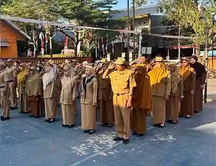 Lurah Borong Dedy Kurniawan Pimpin Upacara Bendera Kecamatan Manggala, Tekankan Kedisiplinan Aparatur 1 Lurah Borong Dedy Kurniawan Pimpin Upacara Bendera Kecamatan Manggala, Tekankan Kedisiplinan Aparatur
