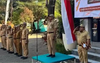 Lurah Manggala Sukri Abbas Pimpin Upacara Bendera, Beri Hadiah Pemenang Lomba HUT Ke-81 RI di Kecamatan Manggala