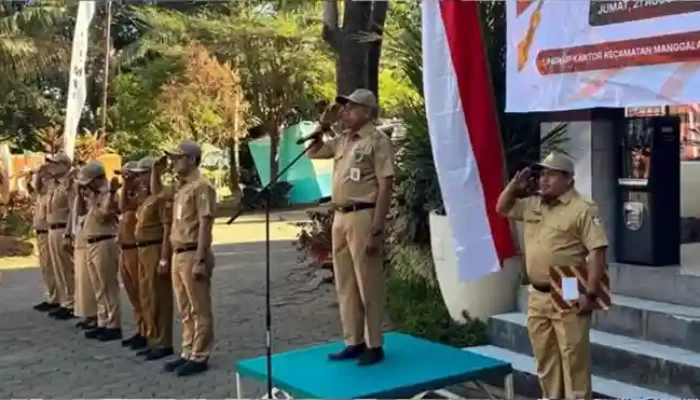 Lurah Manggala Sukri Abbas Pimpin Upacara Bendera, Beri Hadiah Pemenang Lomba HUT Ke-81 RI di Kecamatan Manggala