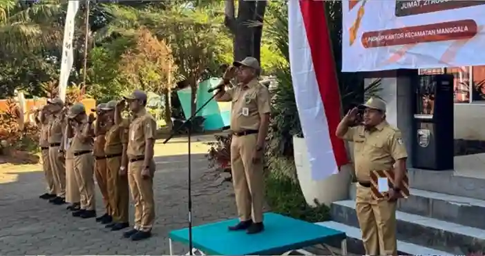 Lurah Manggala Sukri Abbas Pimpin Upacara Bendera, Beri Hadiah Pemenang Lomba HUT Ke-81 RI di Kecamatan Manggala