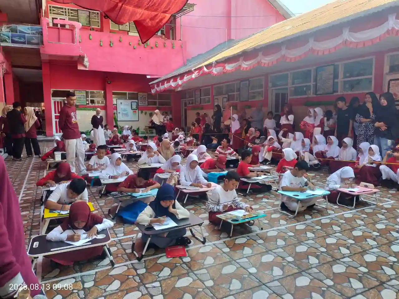 SD Inpres Layang Bertingkat Gelar Lomba Melukis di Halaman Sekolah 1 SD Inpres Layang Bertingkat Gelar Lomba Melukis di Halaman Sekolah