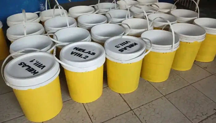 SMP Negeri 4 Makassar Siapkan Tempat Sampah di Setiap Kelas