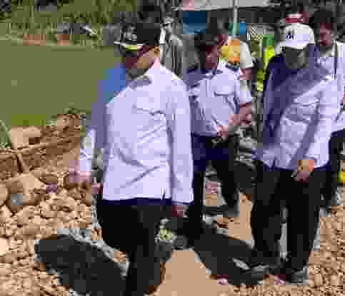 Wali Kota Makassar Tinjau Pembangunan Jalan Beton di Romang Tangayya, Camat Manggala Mendampingi