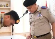 Arifin Bahter menandatangani dokumen saat pelantikan dan pengambilan sumpah sebagai PPAT Kota Makassar disaksikan Johanis Buapi