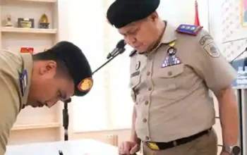 Arifin Bahter menandatangani dokumen saat pelantikan dan pengambilan sumpah sebagai PPAT Kota Makassar disaksikan Johanis Buapi