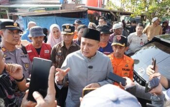Kebakaran Tallo Hanguskan 50 Rumah, 90 KK Terdampak 6 Wali Kota Makassar meninjau lokasi kebakaran di Tallo